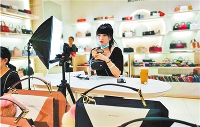 箱包之都逆風闖市場 服裝服飾零售的轉(zhuǎn)型之路