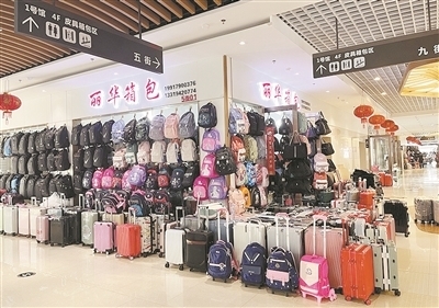 開(kāi)學(xué)季遇上旅游熱，南昌箱包市場(chǎng)銷(xiāo)售火爆，日用百貨同步升溫
